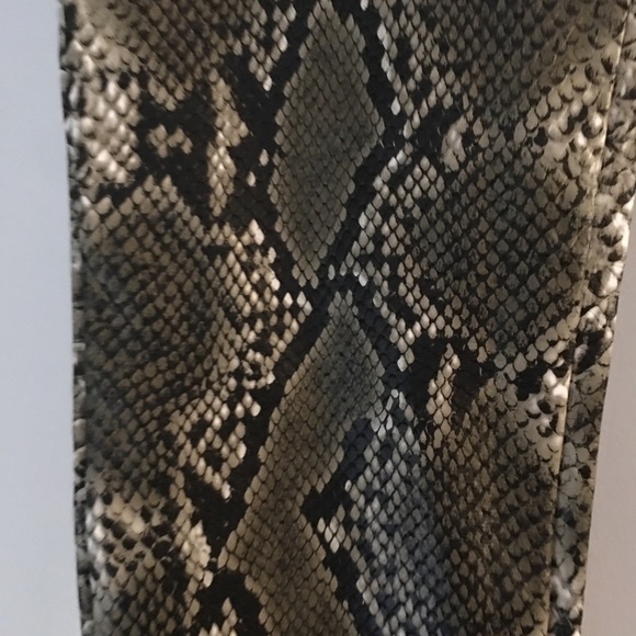 LIKE NEW Assets by SPANX Faux Leather Snake Print Slimming Shaping Leggings - Picture 6 of 9